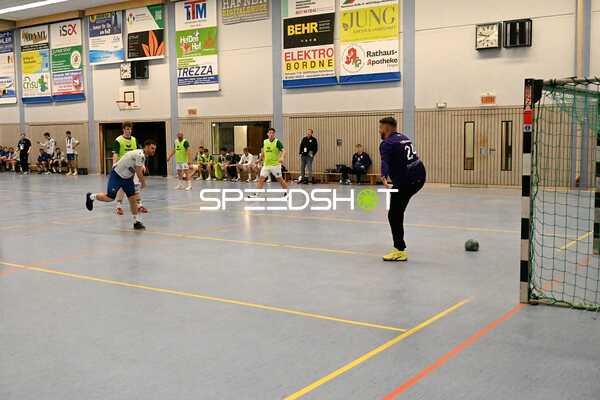 Torwurf im Handballspiel zwischen TV Edingen und TV Friedrichsfeld