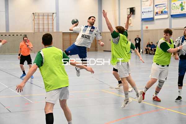 Sprungwurf im Handballspiel zwischen Edingen und Friedrichsfeld