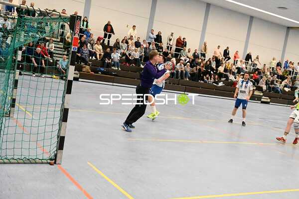 Handballspieler von TV Edingen wirft auf das Tor