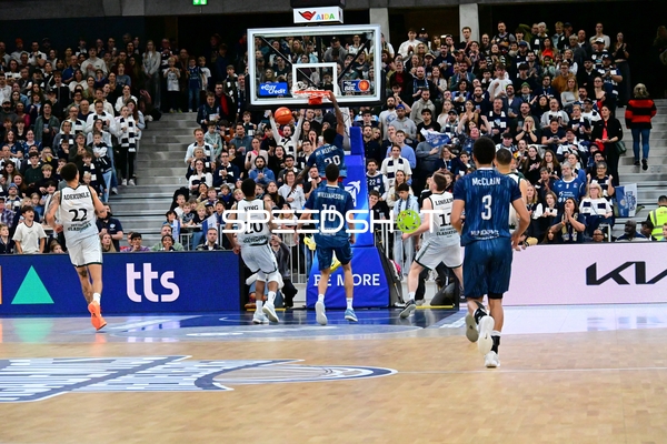 Michael Weathers (20; MLP Academics Heidelberg) dunkt über Marten Linßen (12; Gladiators Trier)