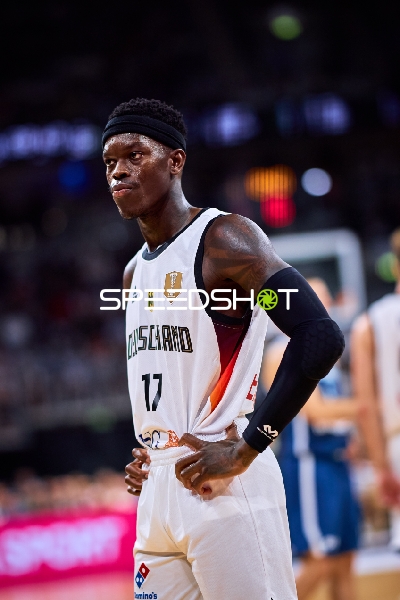 Dennis Schröder (17; Deutschland) auf dem Court