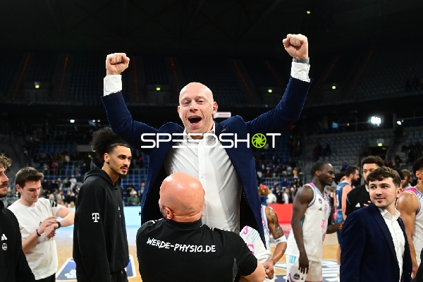 Szene mit Lionel Bosco (998; Telekom Baskets Bonn) und Teammitgliedern