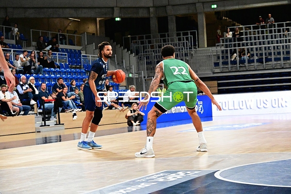 Michael Flowers (6; MLP) dribbelt, Nolan Adekunle (22; Gladiators Trier) verteidigt