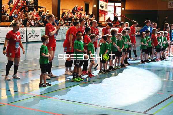 Einlaufen der Teams und Kinder