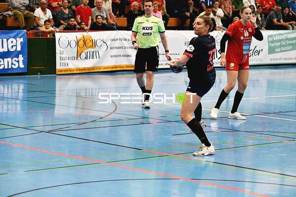Spielerin von Mainz 05 beim Pass