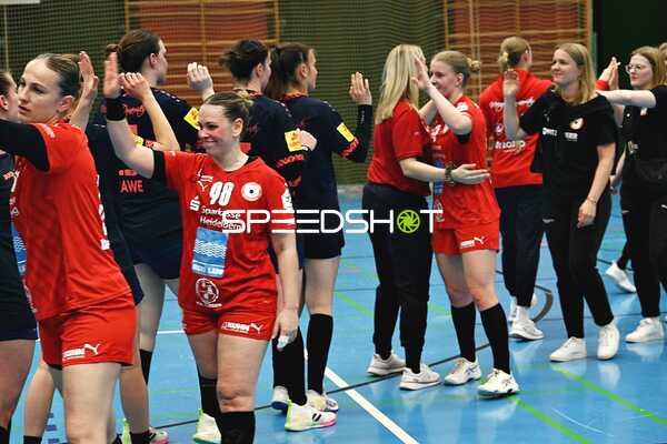 Spieler geben sich die Hand