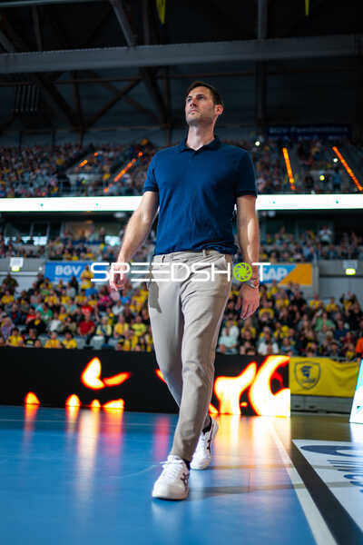 Trainer betritt Spielfläche