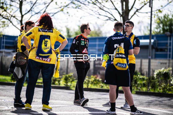 Fans versammeln sich vor dem Spiel