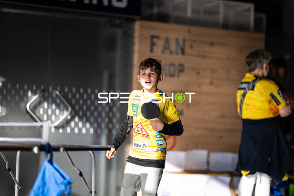 Kind spielt Tischtennis in der Halle