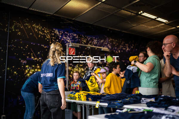 Fanartikelverkauf der Rhein Neckar Löwen vor dem Spiel
