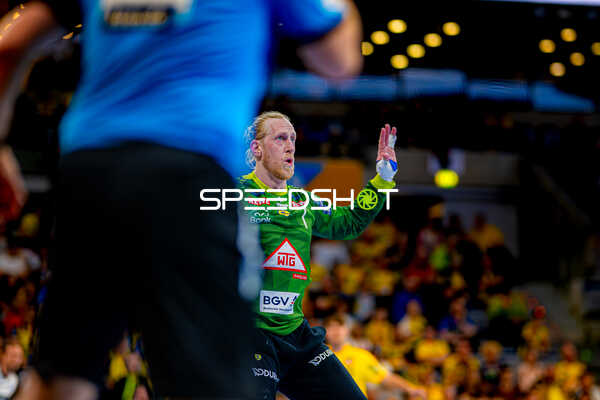 Torwart in Abwehraktion gegen TBV Lemgo