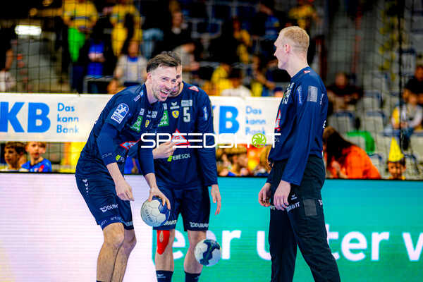 Spieler lachen vor dem Spiel