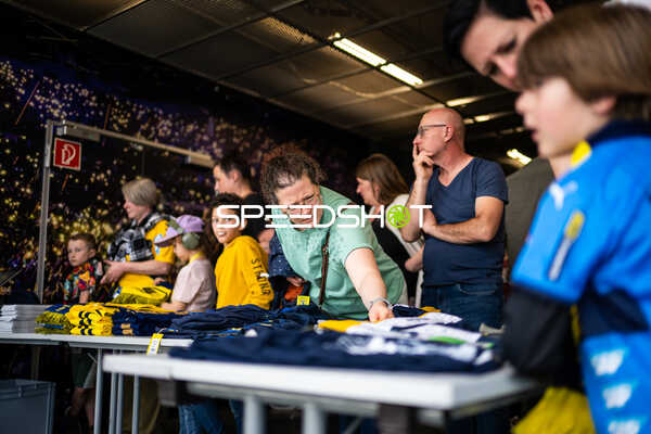 Trikotverkauf im Fanshop vor Spielbeginn