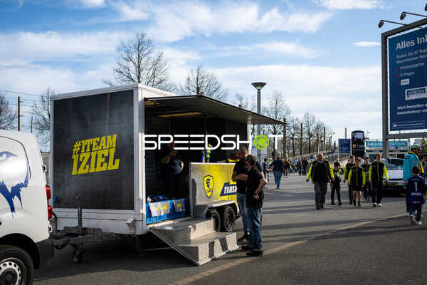 Fans versammeln sich vor dem Spiel
