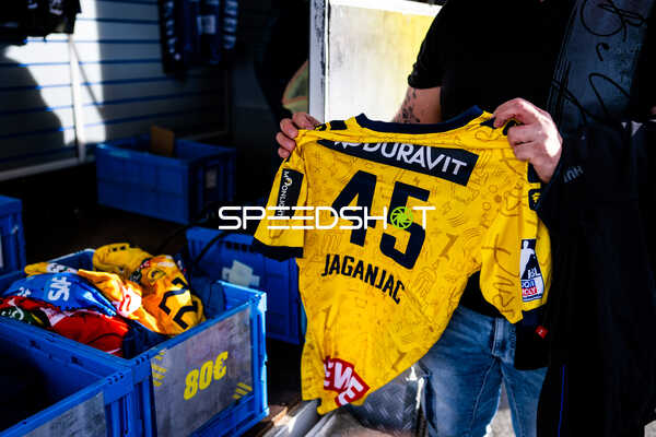 Fan zeigt Jaganjac-Trikot