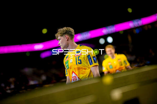 Spieler Nummer 15 fokussiert auf dem Spielfeld