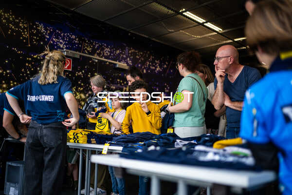 Fans am Merchandise-Stand