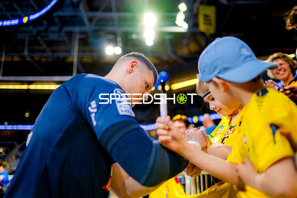 Spieler signiert Autogramm für Fans