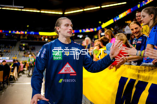 Spieler gibt Fans ein High-Five