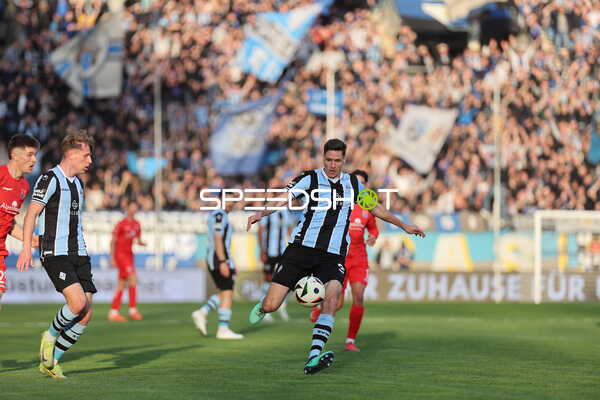 Dribbling im Spiel SV Waldhof gegen Unterhaching
