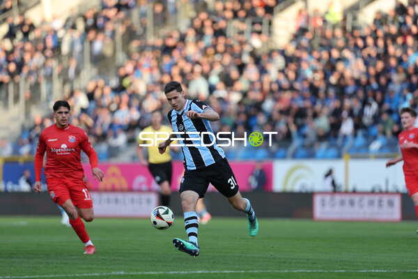 Dribbling von SV Waldhof Mannheim