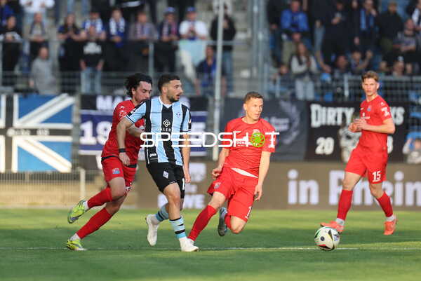 Dribbling von SV Waldhof Mannheim