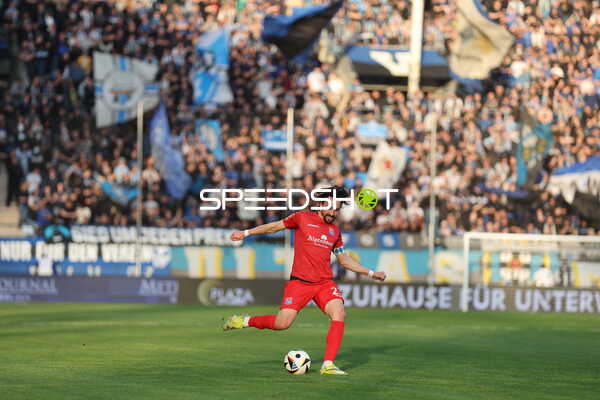 Dribbling eines Spielers von SpVgg Unterhaching