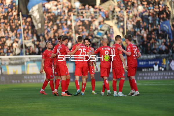 Spieler der SpVgg Unterhaching versammeln sich