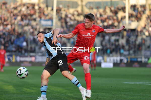Zweikampf im Spiel SV Waldhof Mannheim gegen SpVgg Unterhaching