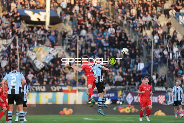Kopfballduell im Carl Benz Stadion