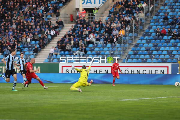 Schuss auf das Tor von SV Waldhof Mannheim