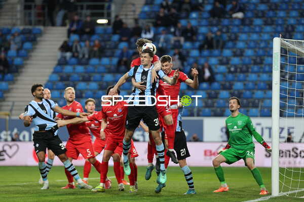 Kopfballduell im Strafraum