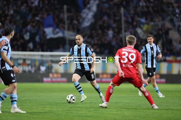 Dribbling von SV Waldhof Mannheim