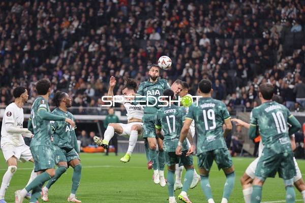 Tottenham Spieler springt