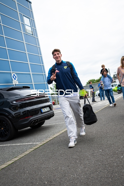 Spieler zeigt Sieges-Geste