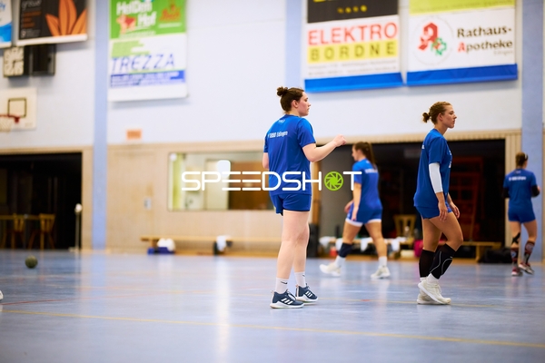 Spielerinnen wärmen sich auf