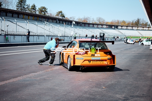 Oranger Rennwagen im Boxenstopp