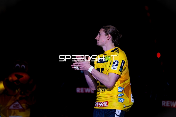 Spieler Olle Forsell-Schefvert (25; Rhein Neckar Löwen) applaudiert