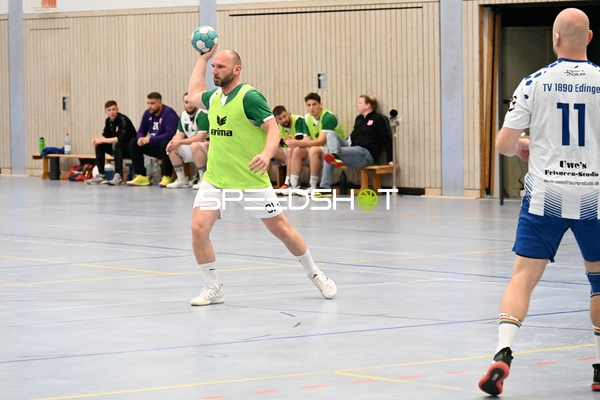 Spieler von TV Friedrichsfeld wirft den Ball