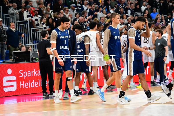 Szene mit Niklas Würzner (2; MLP Academics Heidelberg) und Teamkollegen