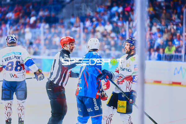 Diskussion beim Spiel Adler Mannheim gegen Eisbären Berlin