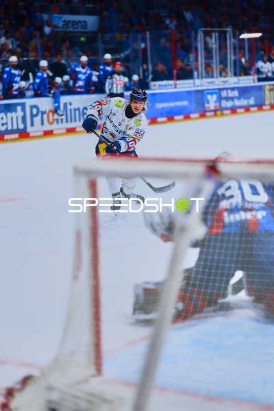 Schuss der Eisbären Berlin auf das Tor der Adler Mannheim