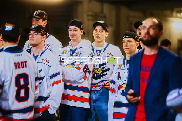Eisbären Berlin Spieler warten auf Spielbeginn