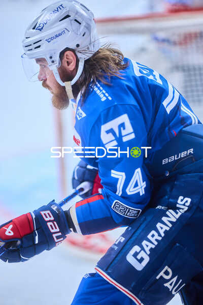 Spieler 74 von Adler Mannheim in Aktion