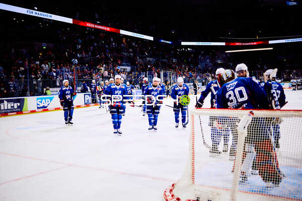 Adler Mannheim feiern Sieg im Halbfinale