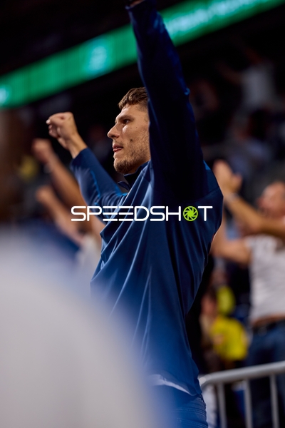 Spieler mit erhobenen Armen