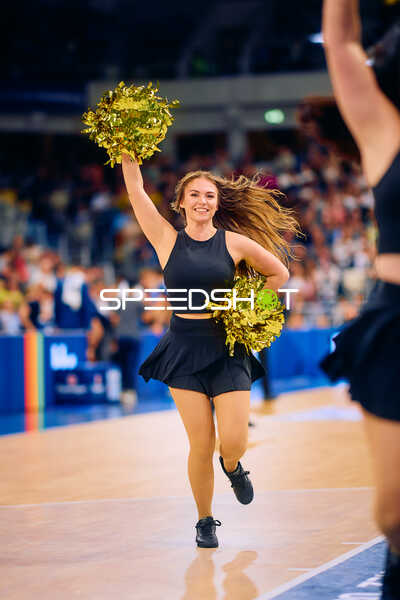 Energetischer Auftritt der Cheerleader während der Pause
