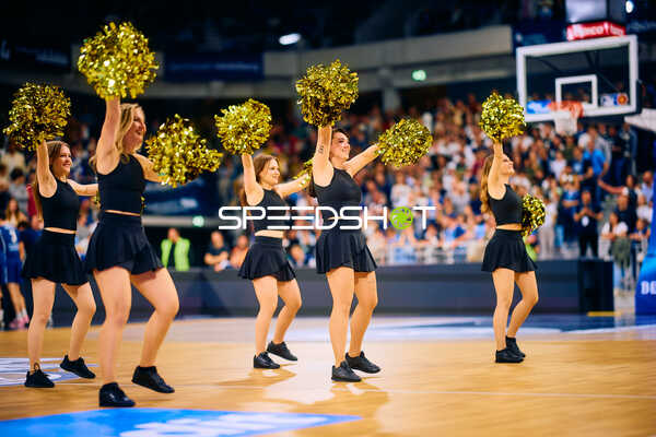 Cheerleader beleben die Pause mit ihrer dynamischen Show