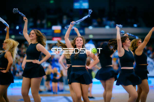 Energetische Cheerleader-Performance bei Basketballspiel