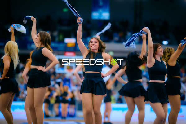 Cheerdancers heizen den Fans ein